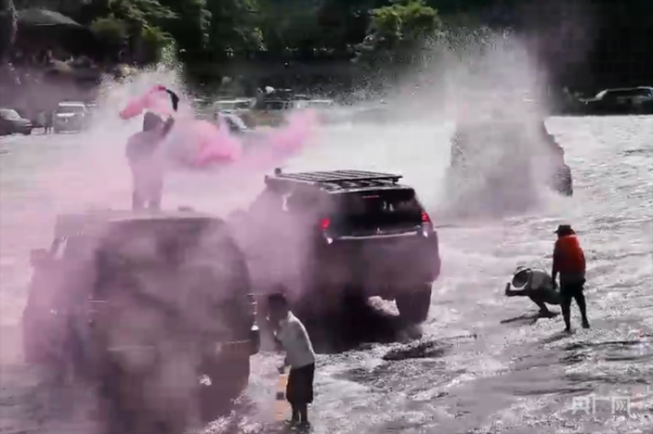 豪资随配 当地对越野车漂移事件致歉 景区管理疏忽引发关注