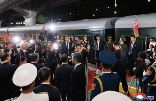 亿配资 金正恩结束访问，乘专列离开北京