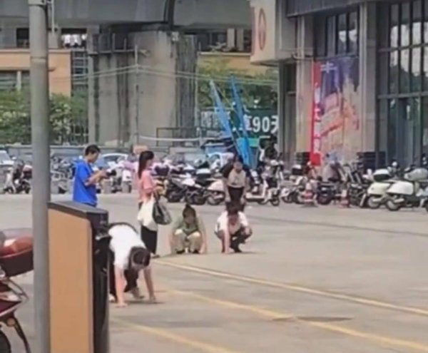 策略操盘 惠州多名男女在街上爬行并学狗叫，当地正在调查